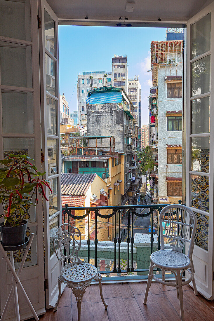 Blick aus dem geöffneten Terrassenfenster im obersten Stockwerk des Dom Pedro V Theater. Macau, China.