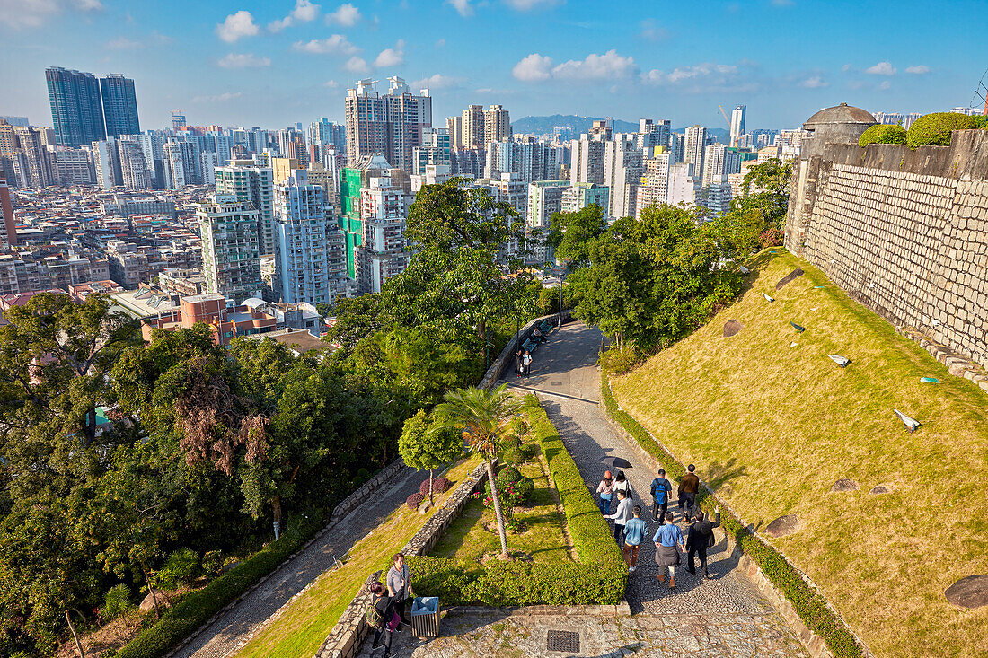  Erhöhter Blick auf die Stadt von der Guia-Festung. Macau, China. 