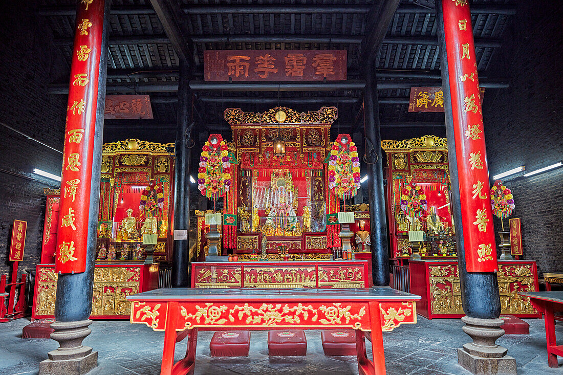 Hauptaltar im Seng Wong Tempel, Macau, China.