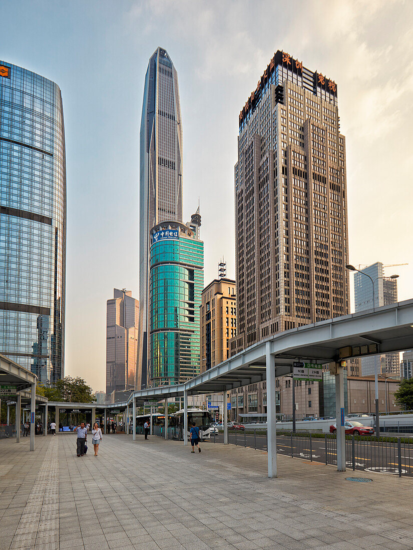  Hochhäuser im zentralen Geschäftsviertel (CBD) Futian. Shenzhen, Provinz Guangdong, China. 