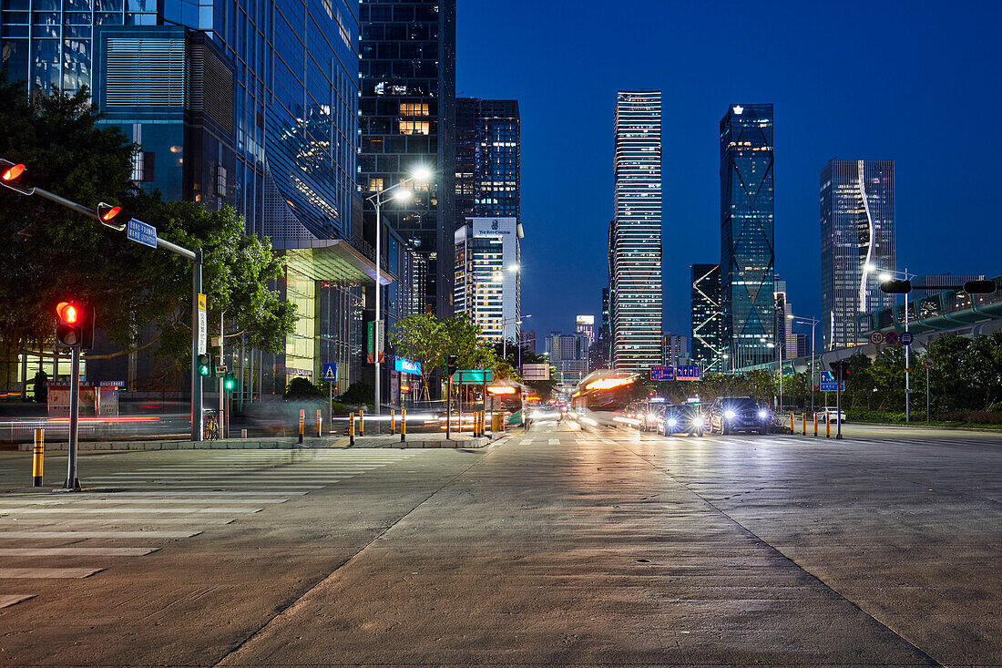  Hochhäuser im zentralen Geschäftsviertel Futian (CBD), beleuchtet in der Abenddämmerung. Shenzhen, Provinz Guangdong, China. 