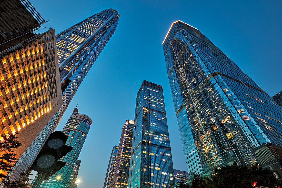  Hochhäuser im zentralen Geschäftsviertel Futian (CBD), beleuchtet in der Abenddämmerung. Shenzhen, Provinz Guangdong, China. 