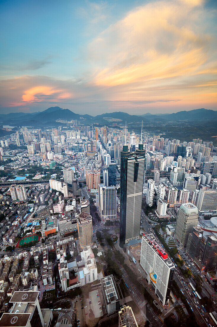 Luftaufnahme der Stadt von der Spitze des Wolkenkratzer KK100 (Kingkey 100) bei Sonnenuntergang. Bezirk Luohu, Shenzhen, Provinz Guangdong, China.