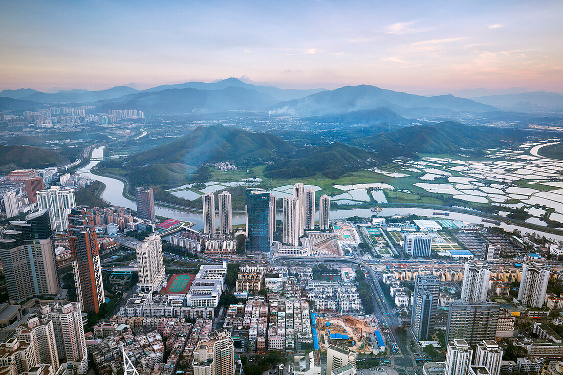 Luftaufnahme der Stadt von der Spitze des Wolkenkratzer KK100 (Kingkey 100). Bezirk Luohu, Shenzhen, Provinz Guangdong, China.