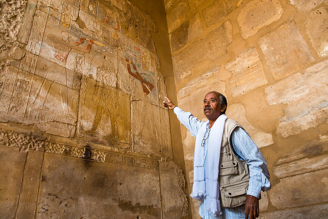 Mamdouh Kamel, ägyptischer Reiseführer, erklärt die Bedeutung der Gravuren und Hieroglyphen, Karnak-Tempel, Luxor, Ägypten, Nordostafrika