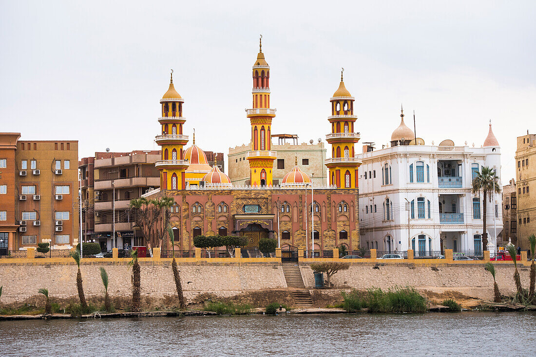 Moschee am Ufer des Nils, Esna, Oberägypten, Ägypten, Nordostafrika