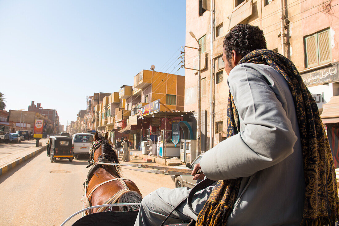 Einheimischer mit Touristischer Pferdekutsche in Edfu, Oberägypten, Ägypten, Nordafrika