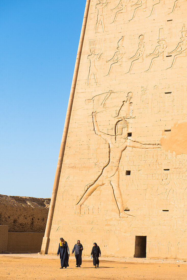 Erster Pylon, Tempel von Edfu, Edfu, Oberägypten, Ägypten, Nordafrika