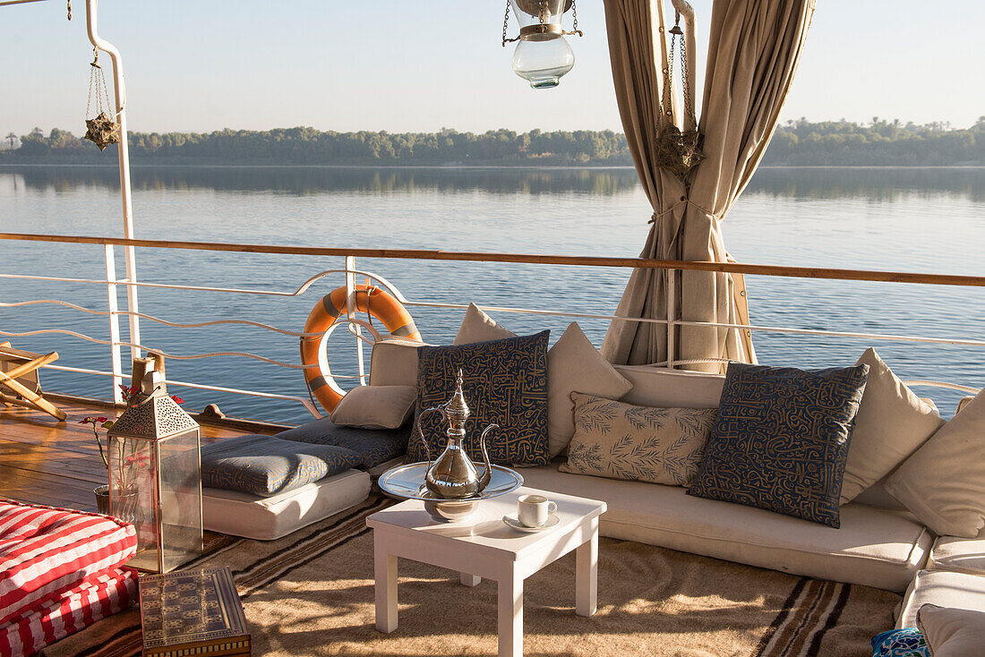 Lounge auf dem Deck eines Dahabe Bootes, einem Passagierflussboot der Lazuli-Flotte auf dem Nil, Ägypten, Nordostafrika