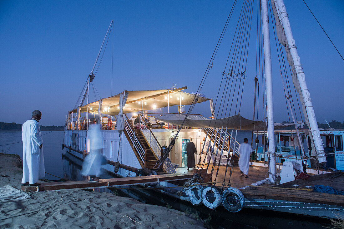 Anlegen am Strand vor dem Dahabe Segelboot, einem Passagierflussboot der Lazuli-Flotte auf dem Nil, Ägypten, Nordostafrika