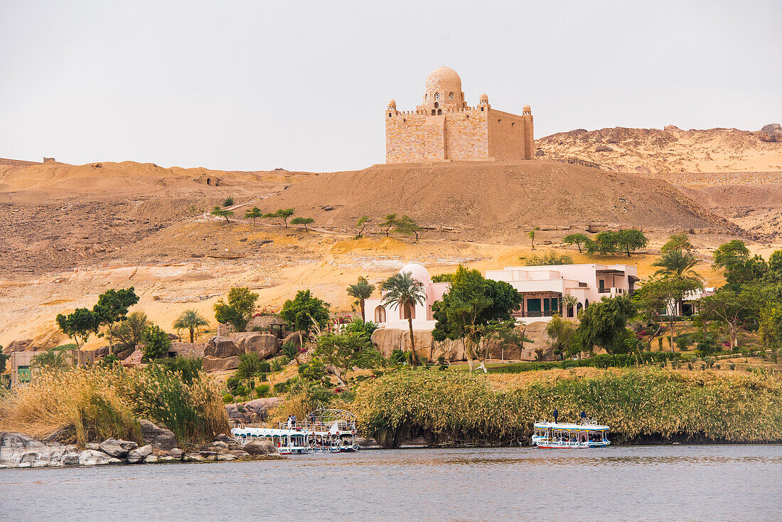 Mausoleum des Aga Khan III. und Villa von Begum Om Habibeh Aga Khan mit Blick auf den Nil, am Westufer gegenüber von Assuan, Ägypten, Nordostafrika