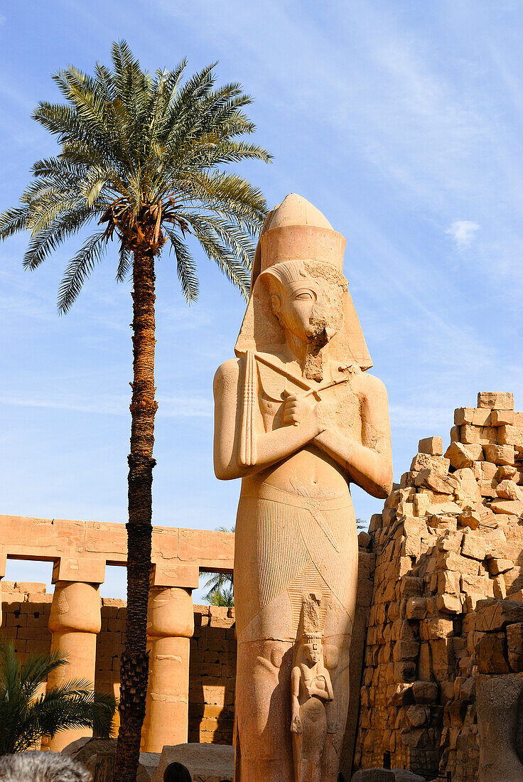 Kolossalstatue von König Ramses II. mit seiner Tochter Bent, Tempelanlage von Karnak, Luxor, Ägypten, Afrika