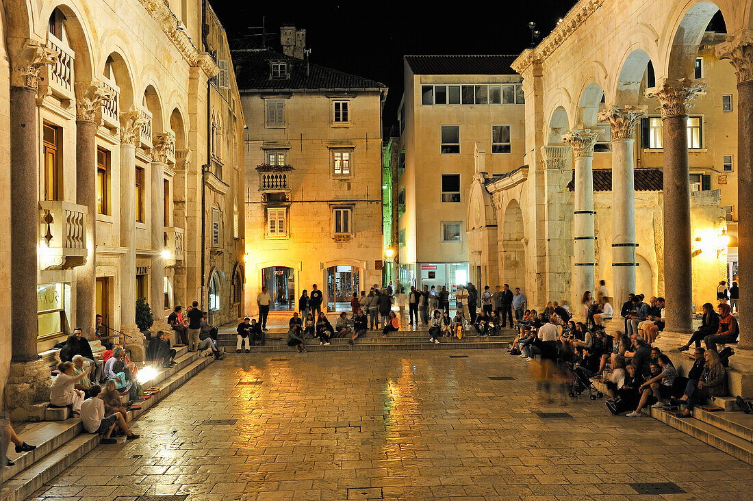 Vorführung im Innenhof Peristyl des Diokletianspalastes bei Nacht, Split, Dalmatien, Kroatien, Südosteuropa