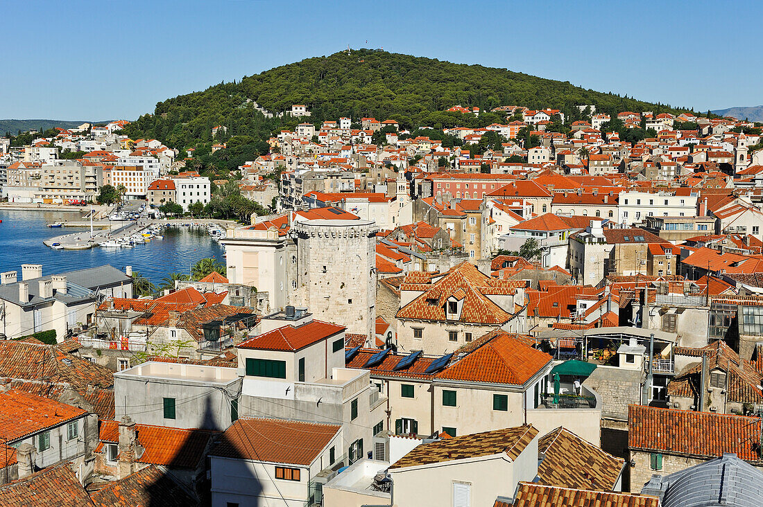 Blick auf die Altstadt, die Marina und dem Marjane-Hügel vom Glockenturm aus, Split, Dalmatien, Kroatien, Südosteuropa