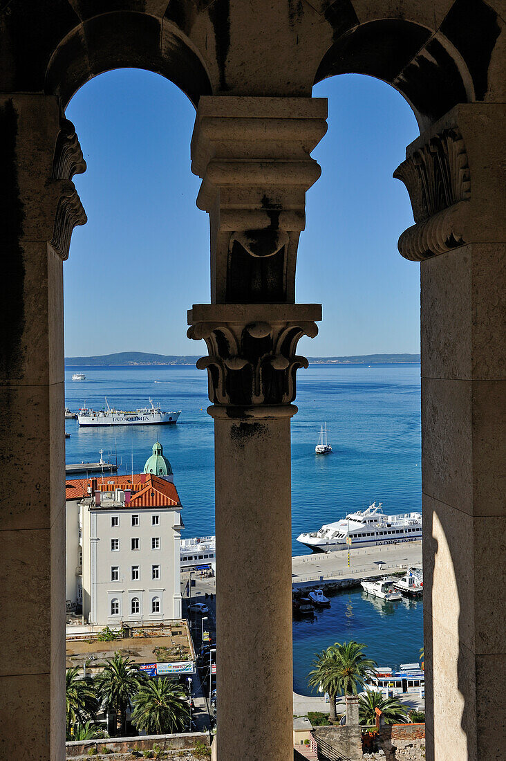 Blick auf Fährhafen vom Glockenturm der Kathedrale St. Domnius, Campanile, Diokletianspalast, Altstadt, Split, Dalmatien, Kroatien, Südosteuropa