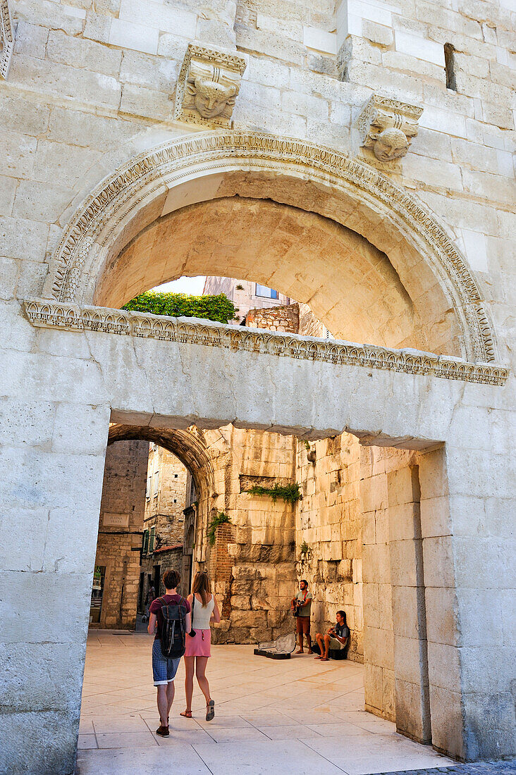 Das goldene Tor oder Nordtor des Diokletianspalastes, Altstadt, Split, Dalmatien, Kroatien, Südosteuropa