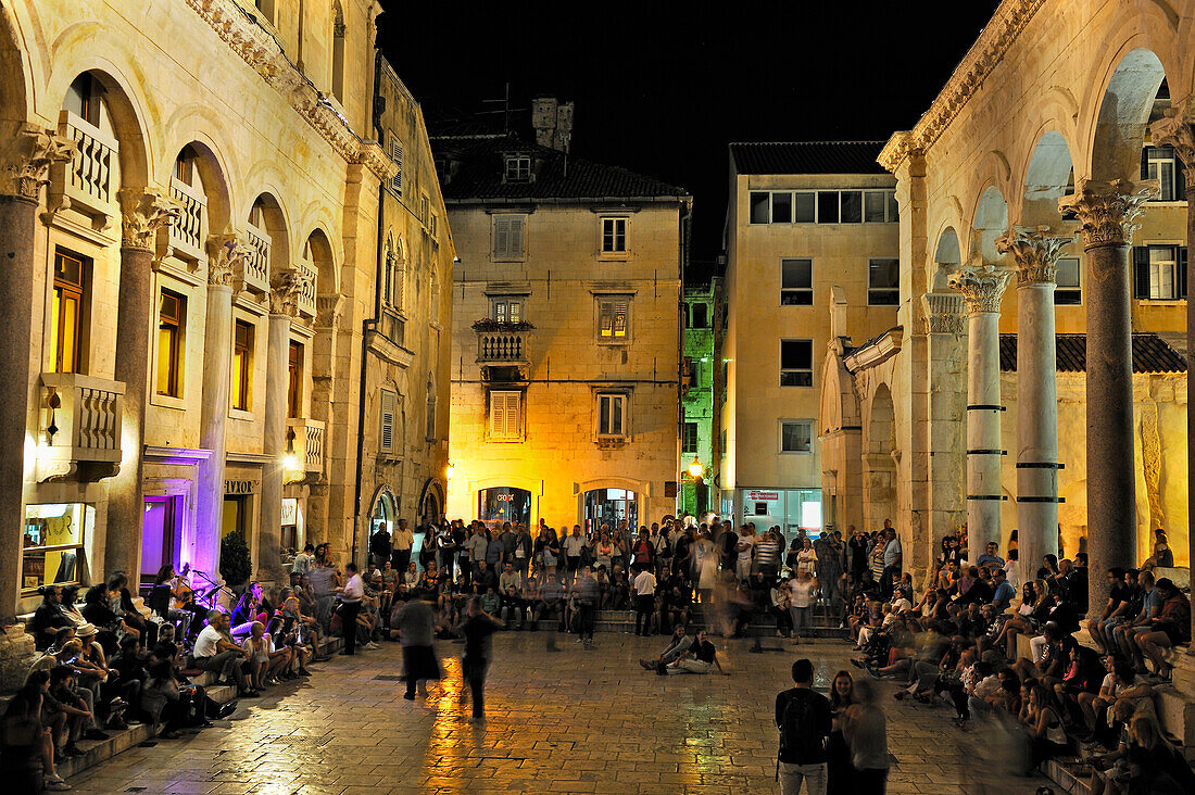 Tanzvorführung im Hof Peristyl, Diokletianspalast bei Nacht, Altstadt, Split, Dalmatien, Kroatien, Südosteuropa