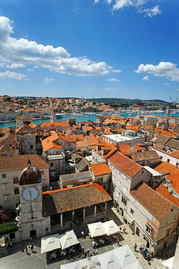 Blick auf die Altstadt vom Kirchturm des Heiligen Laurentius,  Trogir, Nähe von Split, Dalmatien, Kroatien, Südosteuropa