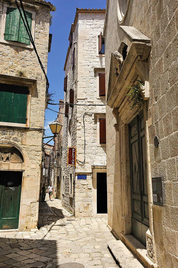 Gasse in der Altstadt, Trogir, Nähe von Split, Dalmatien, Kroatien, Südosteuropa