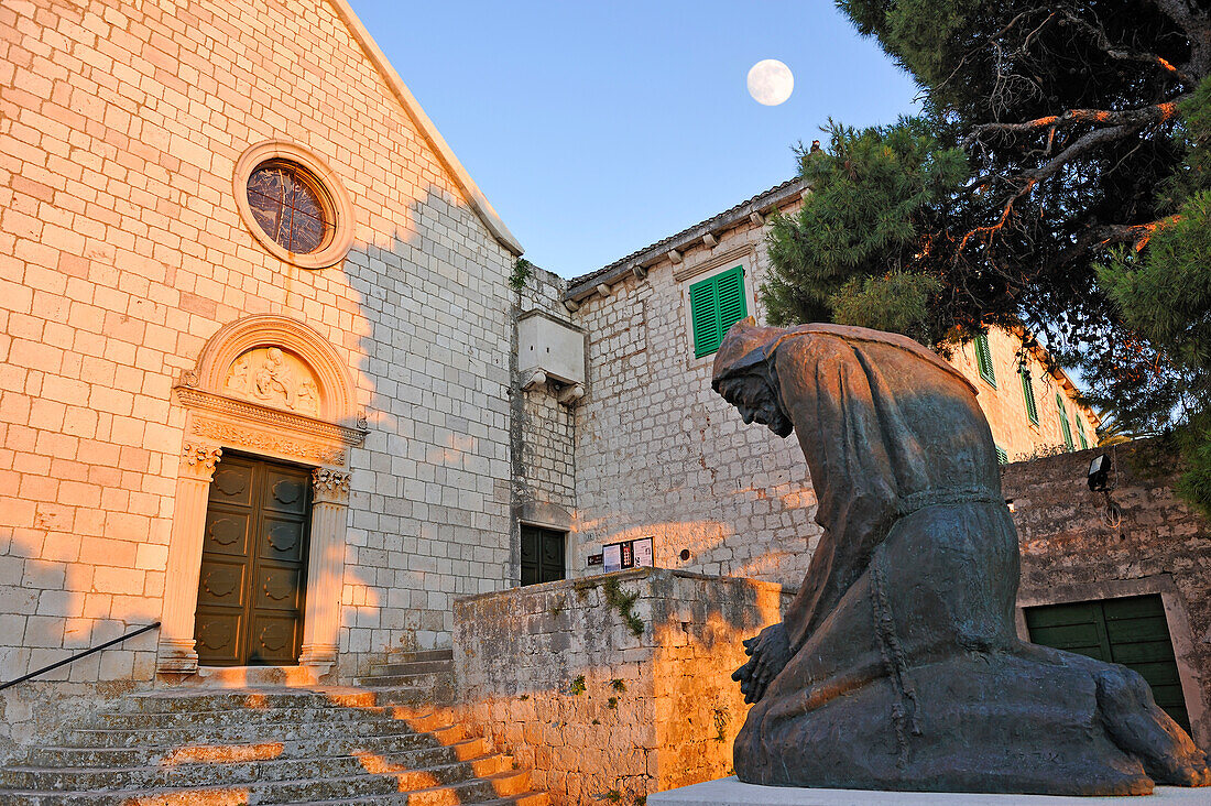 Franziskanerkloster und Kirche 'Unserer Lieben Frau von Gnade' bei Sonnenuntergang, Stadt Hvar, Insel Hvar, Kroatien, Dalmatien, Kroatien, Südosteuropa