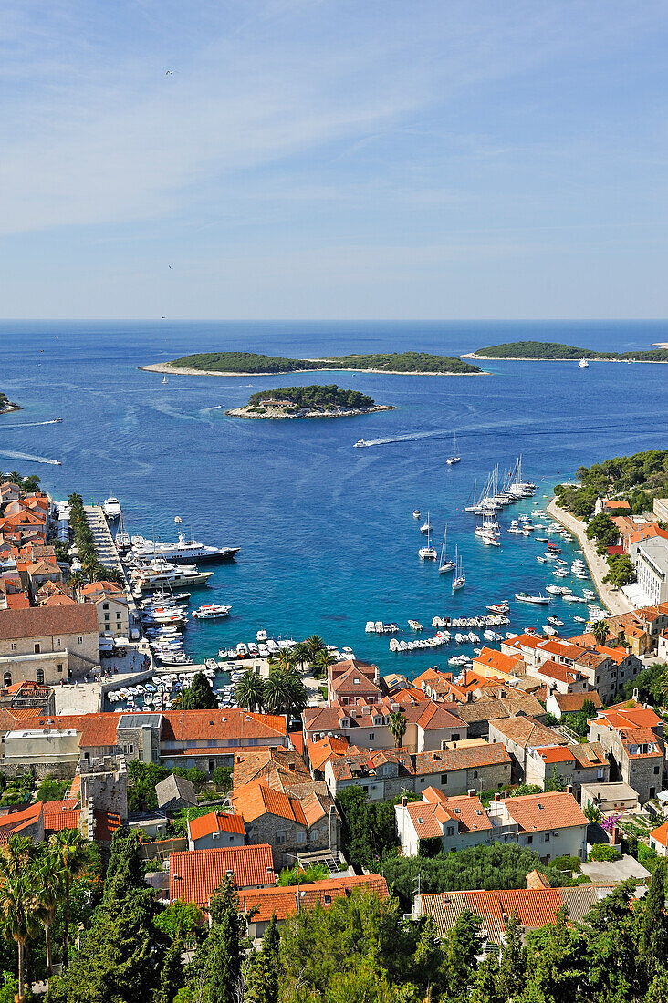 Blick auf die Stadt Hvar von der Festung Napoleon mit den Hölleninseln (Pakleni Otoci), Insel Hvar, Dalmatien, Kroatien, Südosteuropa