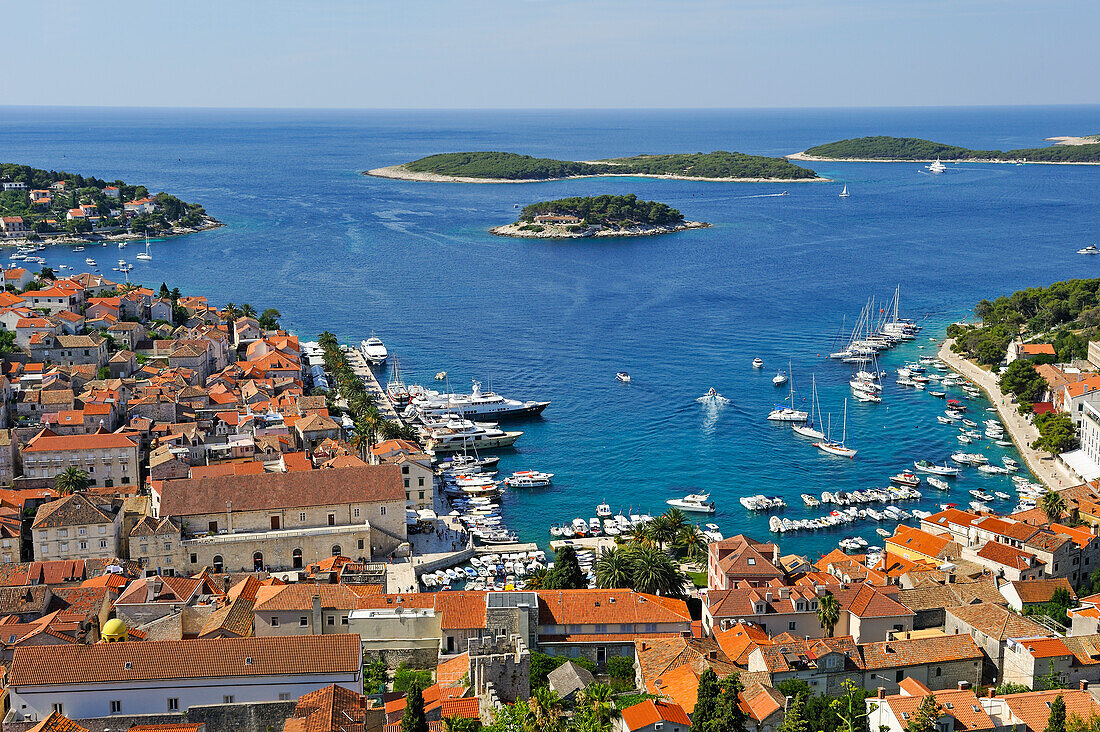 Blick auf die Stadt Hvar von der Festung Napoleon mit den Hölleninseln (Pakleni Otoci), Insel Hvar, Dalmatien, Kroatien, Südosteuropa