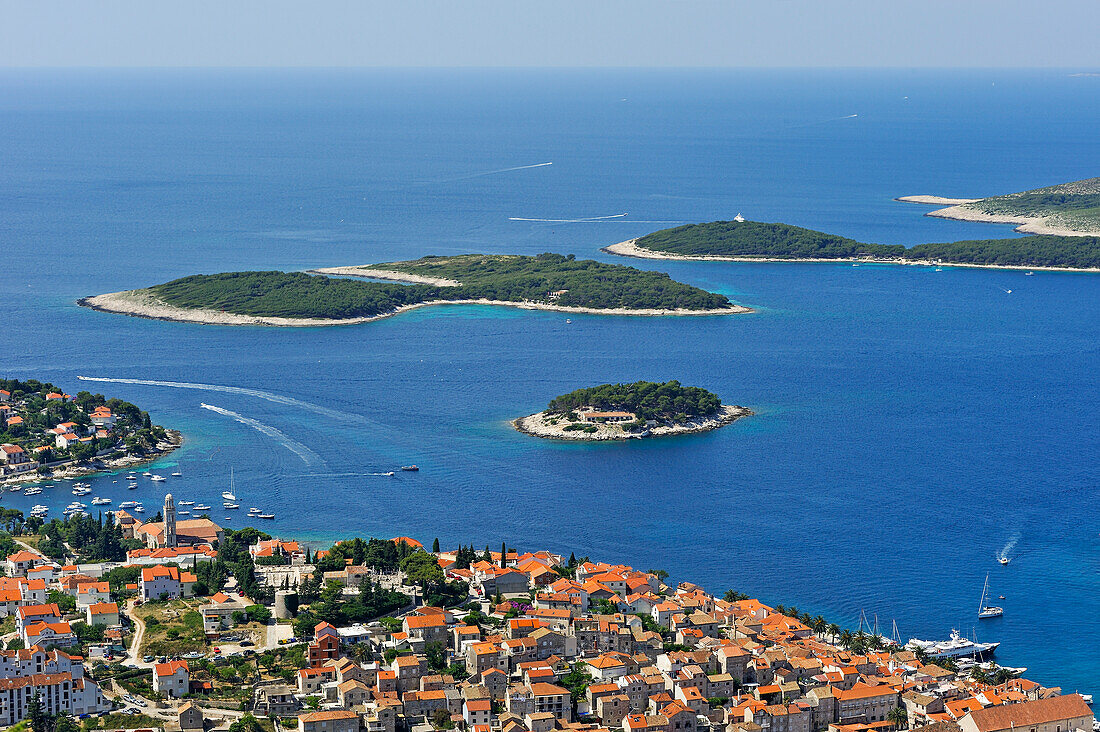 Blick auf die Stadt Hvar von der Festung Napoleon mit den Hölleninseln (Pakleni Otoci), Insel Hvar, Dalmatien, Kroatien, Südosteuropa