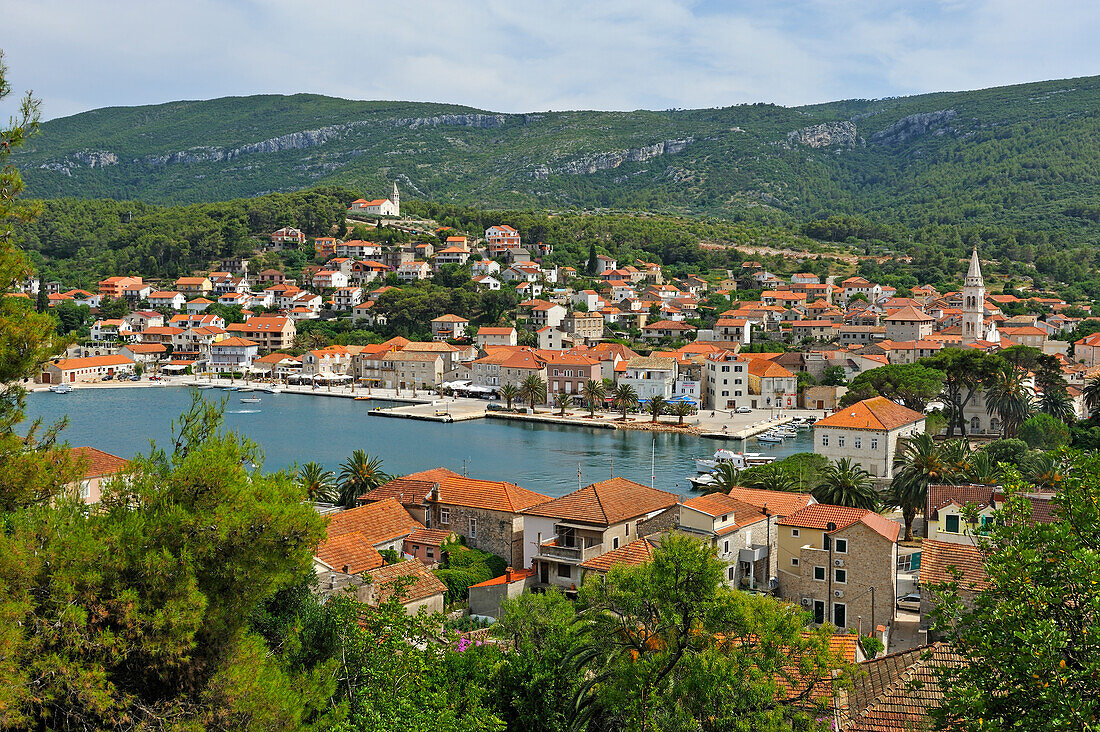 Blick auf Stadt Jelsa und Landschaft, Nordküste Insel Hvar,  Dalmatien, Kroatien, Südosteuropa