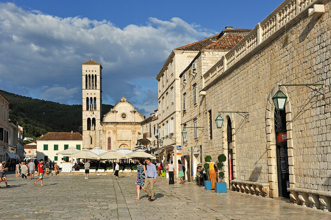 Platz und Kathedrale St. Stephan, Stadt Hvar, Insel Hvar, Dalmatien, Kroatien, Südosteuropa