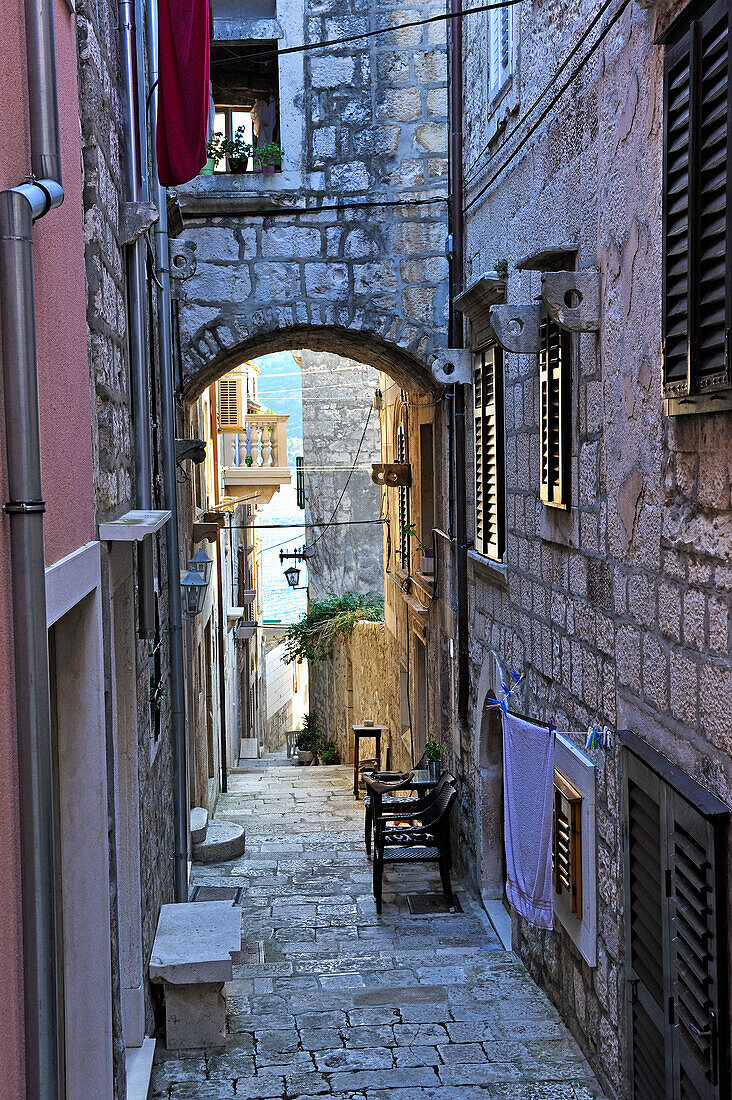 Passage in einer engen Gasse der Altstadt von Korcula, Insel Korcula, bei Dubrovnik, Dalmatien, Kroatien, Südosteuropa