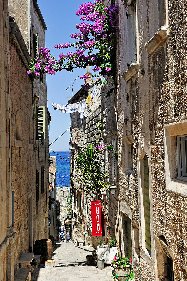 Ismaelli Straße, Enge Gasse in der Altstadt von Korcula, Insel Korcula, bei Dubrovnik, Dalmatien, Kroatien, Südosteuropa