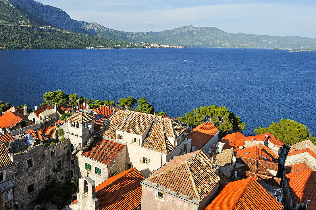 Blick vom Glockenturm der Markuskathedrale auf Altstadt mit Geburtsort Marco Polos, Insel Korcula, bei Dubrovnik, Dalmatien, Kroatien, Südosteuropa