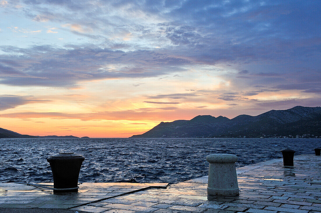 Hafen der Altstadt von Korcula bei Sonnenuntergang, Insel Korcula, bei Dubrovnik, Dalmatien, Kroatien, Südosteuropa