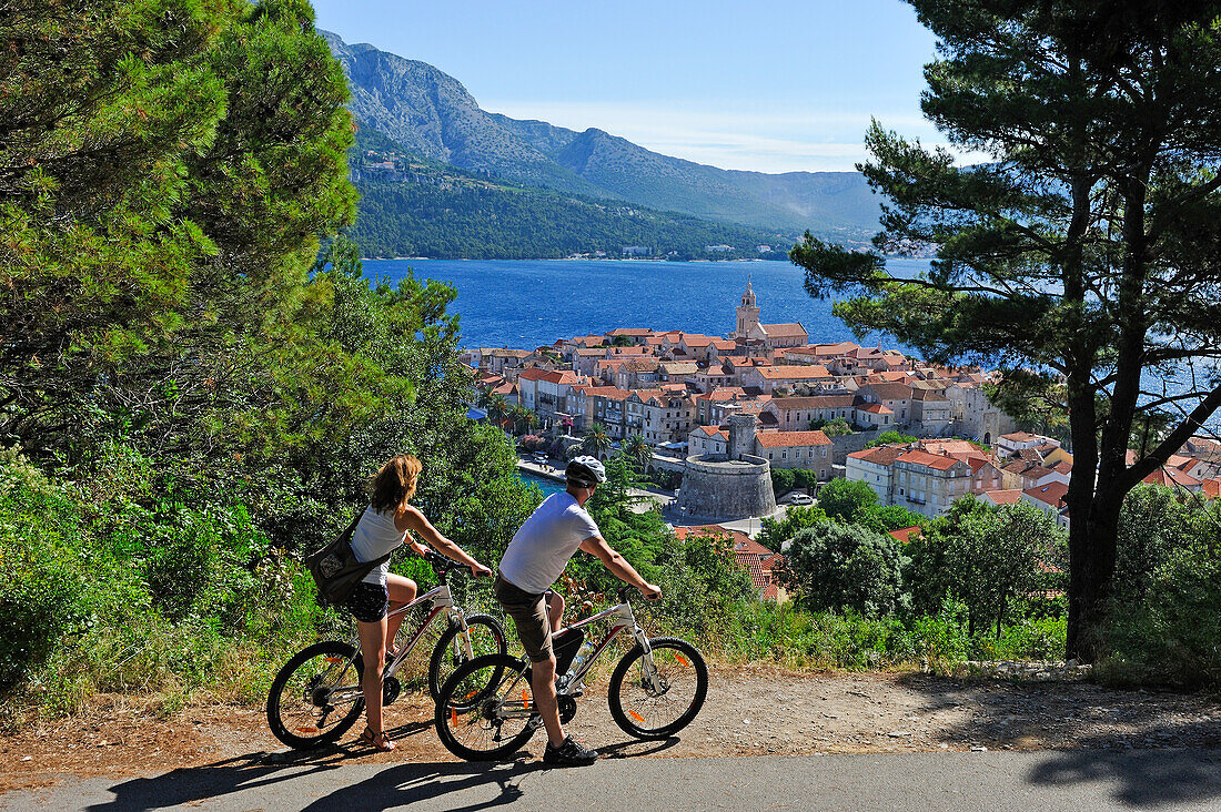 Radfahrer über der Altstadt von Korcula Stadt, Insel Korcula, bei Dubrovnik, Dalmatien, Kroatien, Südosteuropa