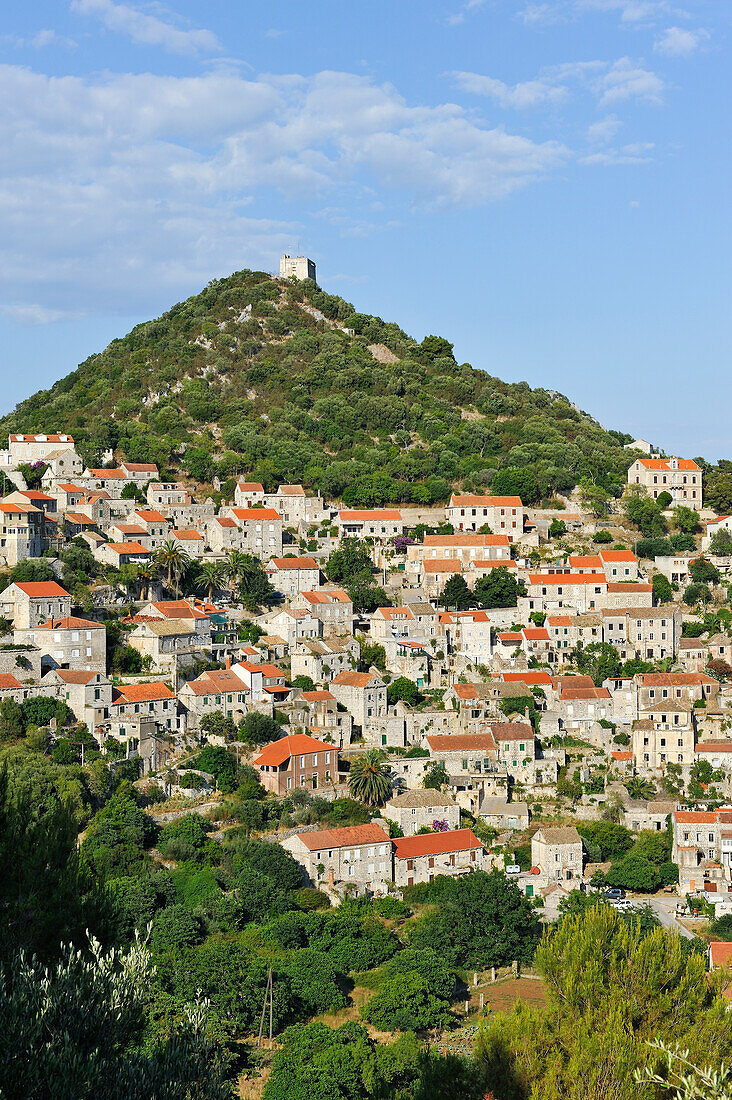 Blick auf die Häuser der Stadt Lastovo und umliegende Berglandschaft, Insel Lastovo, bei Dubrovnik, Kroatien, Dalmatien, Südosteuropa