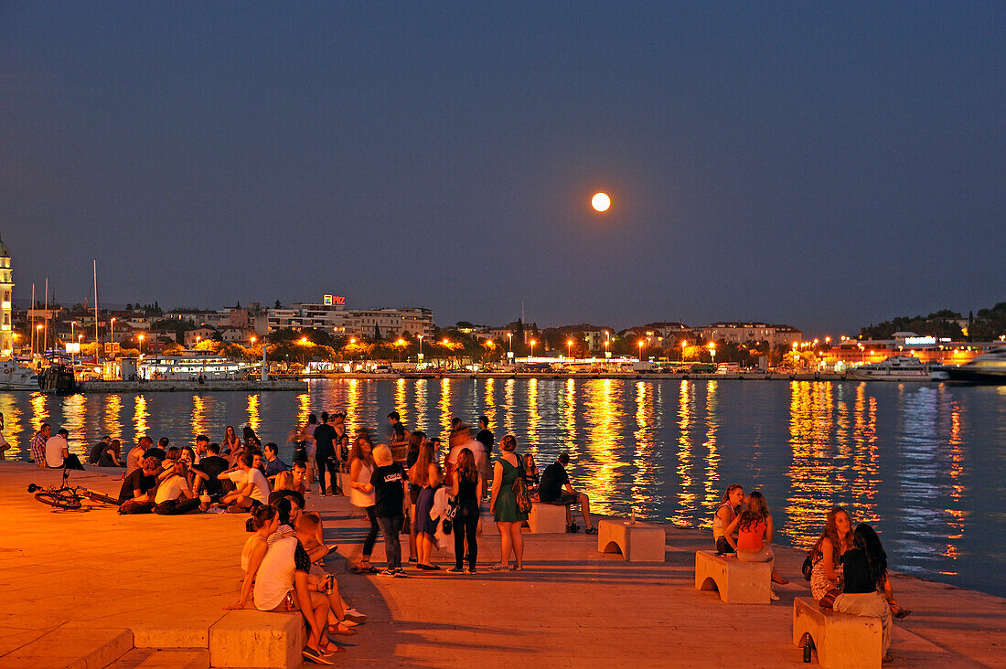 Uferpromenade, junge Leute an der Riva Promenade bei Nacht, Split, Dalmatien, Kroatien, Südosteuropa