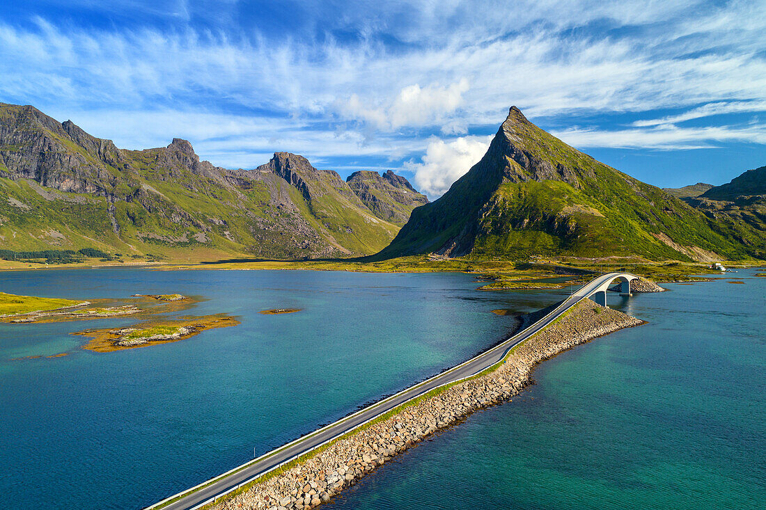 Sommer, Luftaufnahme, Brücke, Bucht, Berge, Lofoten, Nordland, Norwegen, Europa