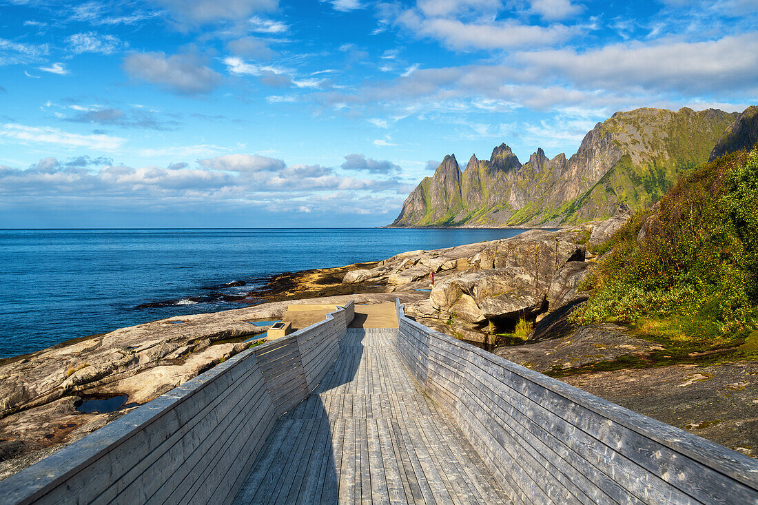 Sommer, Strand, Drachenzähne, Berge, Bucht, Fjord, Ersfjord, Senja, Skaland, Norwegen, Europa