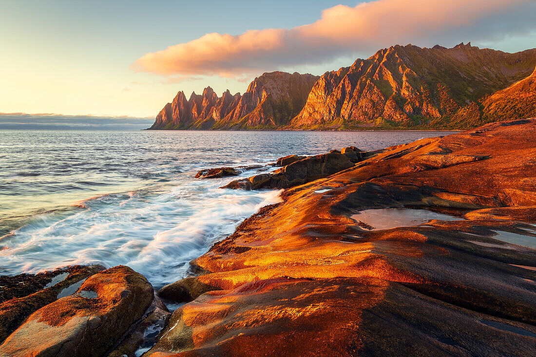 Sommer, Strand, Drachenzähne, Berge, Bucht, Fjord, Ersfjord, Senja, Skaland, Norwegen, Europa