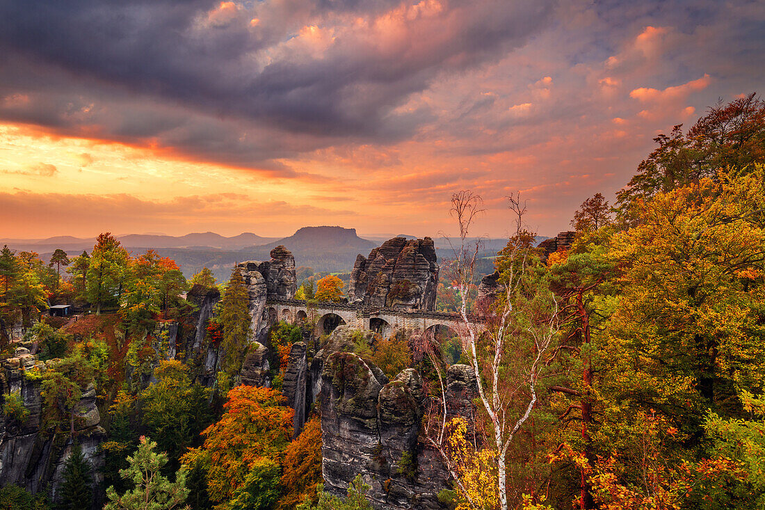 Sonnenaufgang, Laubfrbung, Herbst, Bastei, Basteibrücke, Lohmen, Sachsen, Deutschland, Europa