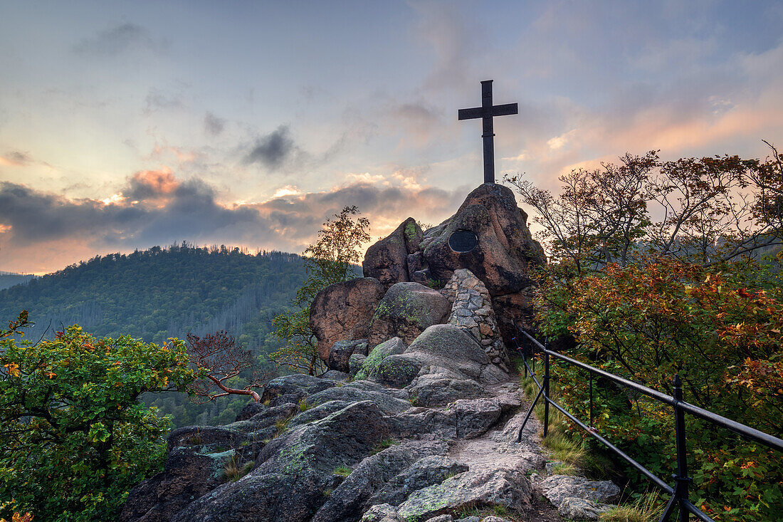 Ilsenstein, Sonnenuntergang, Klippe, Wald, Tal, Ilsetal, Ilsenburg, Harz, Sachsen-Anhalt, Deutschland, Europa