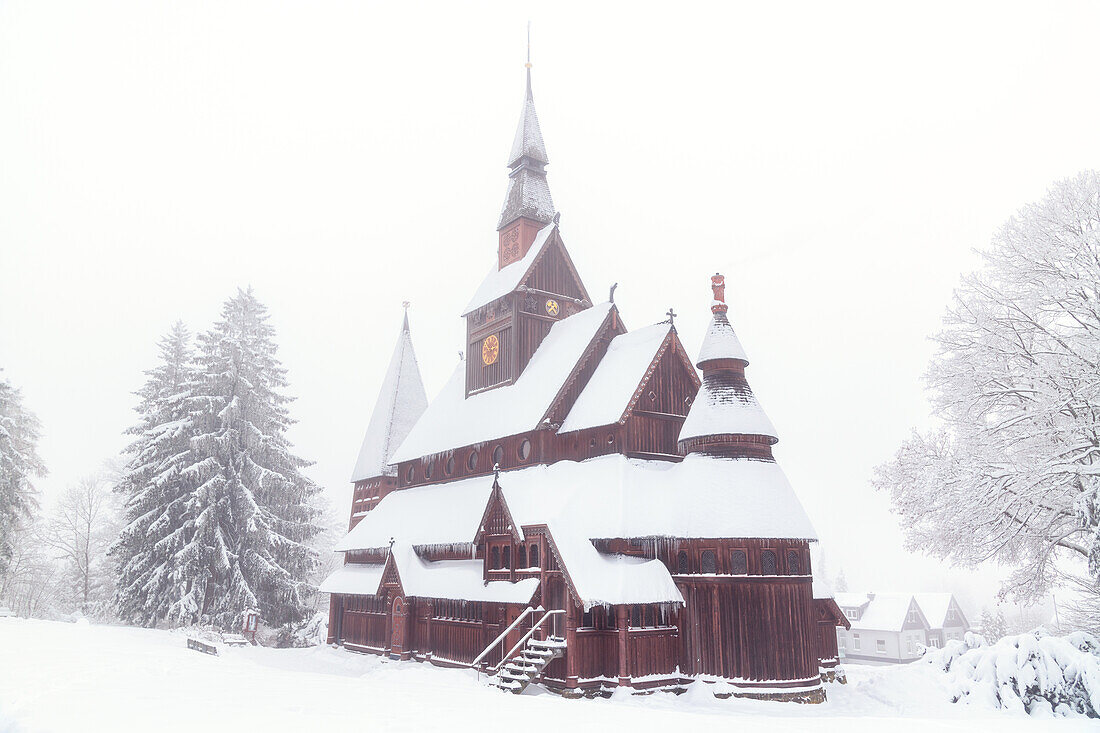 Schnee, Winter, Kirche, Holzkirche, Stabkirche, Hahnenklee, Harz, Niedersachsen, Deutschland, Europa