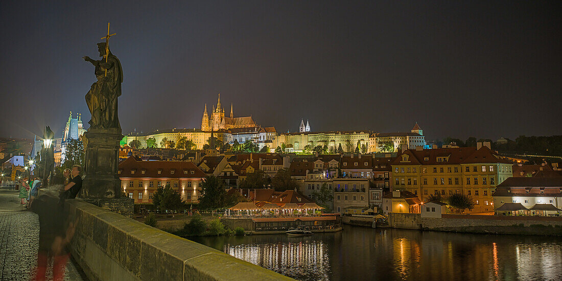  On the Charles Bridge at night, Hradčany, Lesser Town, Old Town of Prague, Prague, Czech Republic, Europe 