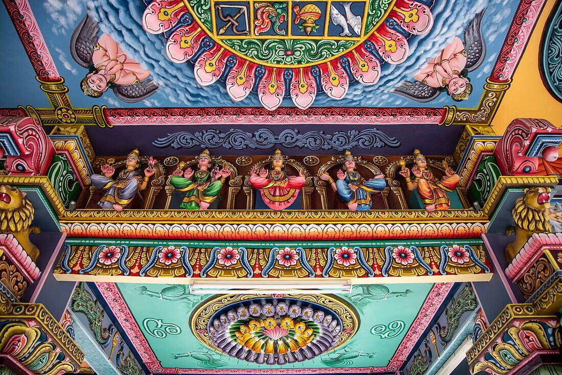  Colorful interior of the Hindu temple Kannanur Mariamman Kovil, Port Louis, Port Louis, Mauritius, Indian Ocean 