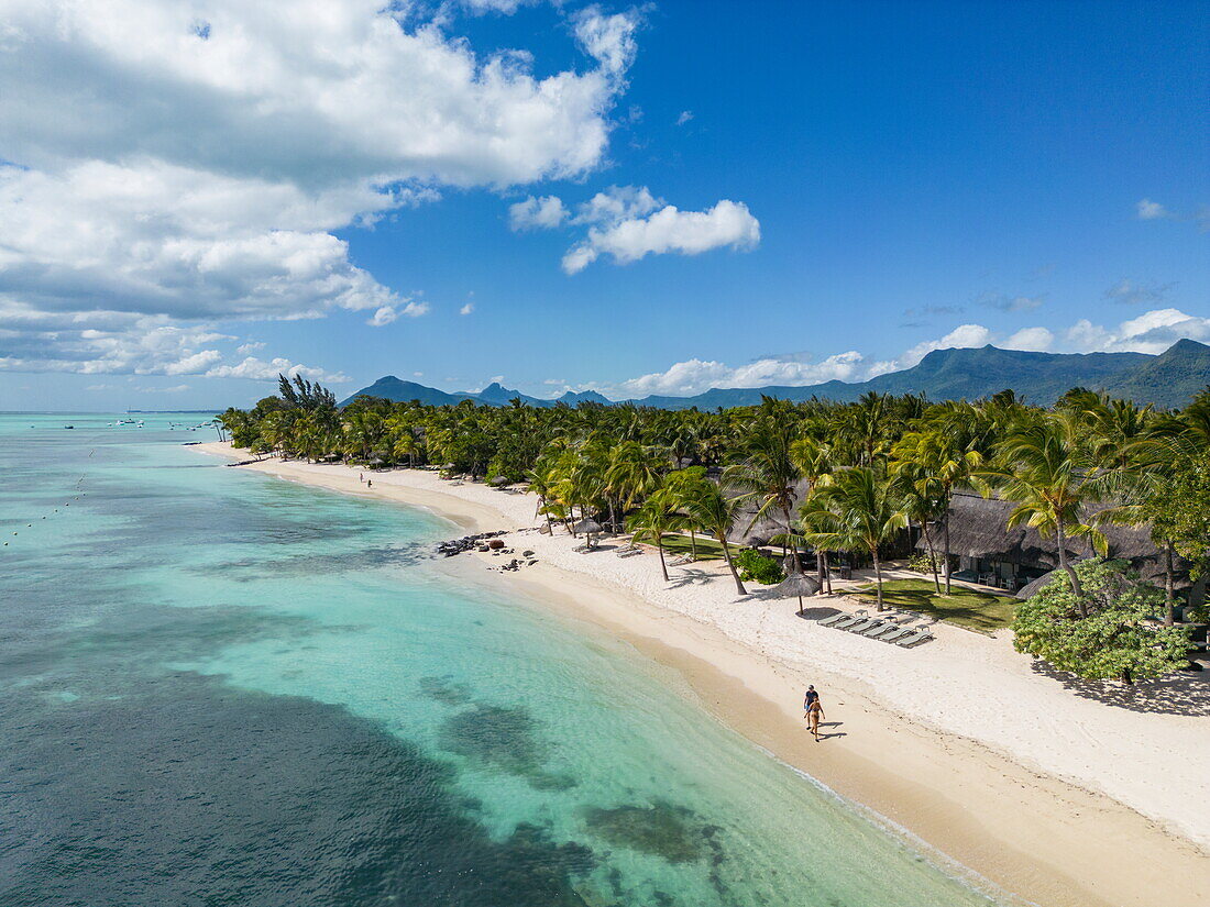 Luftaufnahme von Lagune und Strand im Paradis Beachcomber Golf Resort & Spa, Le Morne, Rivière Noire, Insel Mauritius, Indischer Ozean