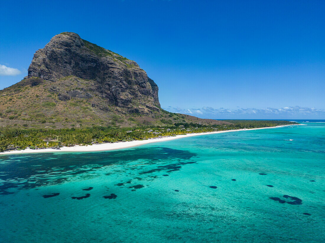 Luftaufnahme von Lagune mit Hotelanlage vor Berg Le Morne, Le Morne, Rivière Noire, Insel Mauritius, Indischer Ozean