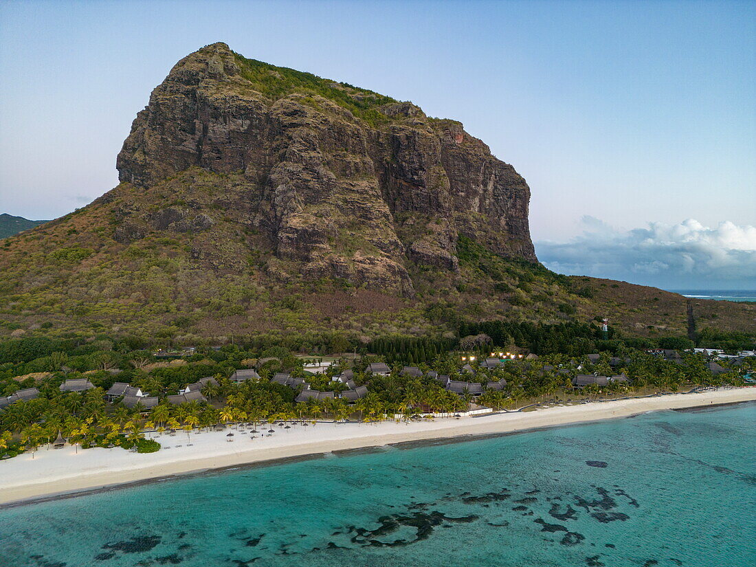 Luftaufnahme vom Strand im Dinarobin Beachcomber Golf Resort & Spa und Berg Le Morne, Le Morne, Rivière Noire, Insel Mauritius, Indischer Ozean