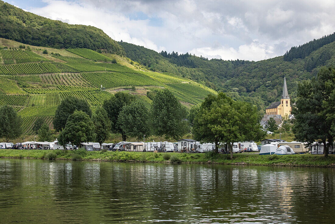 Campingplatz mit Wohnmobilen entlang der Mosel, in der Nähe von Cochem, Rheinland-Pfalz, Deutschland, Europa