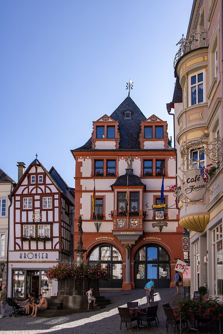  Half-timbered houses on the historic Bernkastel market square, Bernkastel-Kues, Rhineland-Palatinate, Germany, Europe 