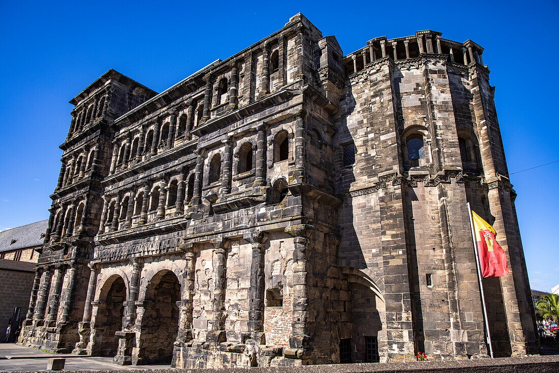  Porta Nigra ancient Roman city gate, Trier, Rhineland-Palatinate, Germany, Europe 